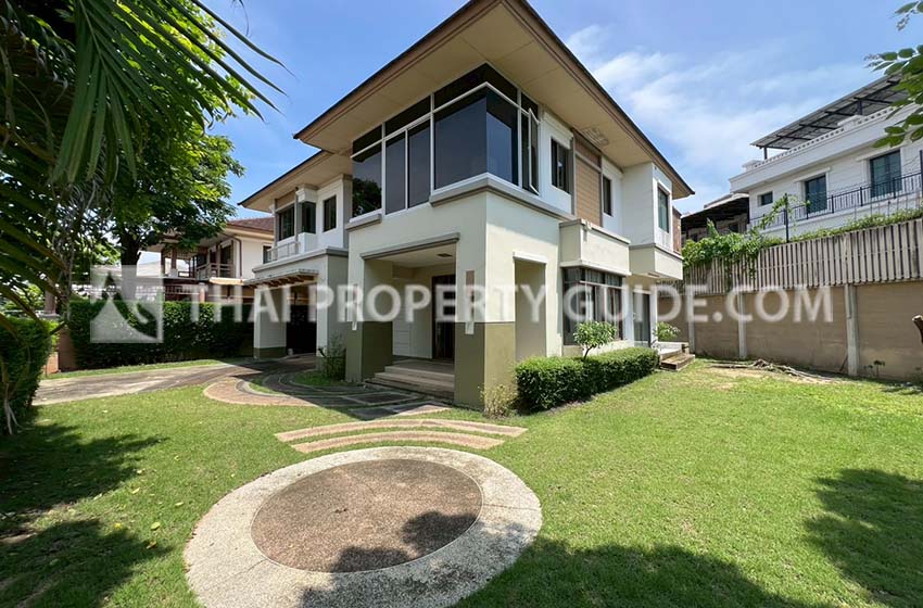 House with Shared Pool for rent in Bangnatrad